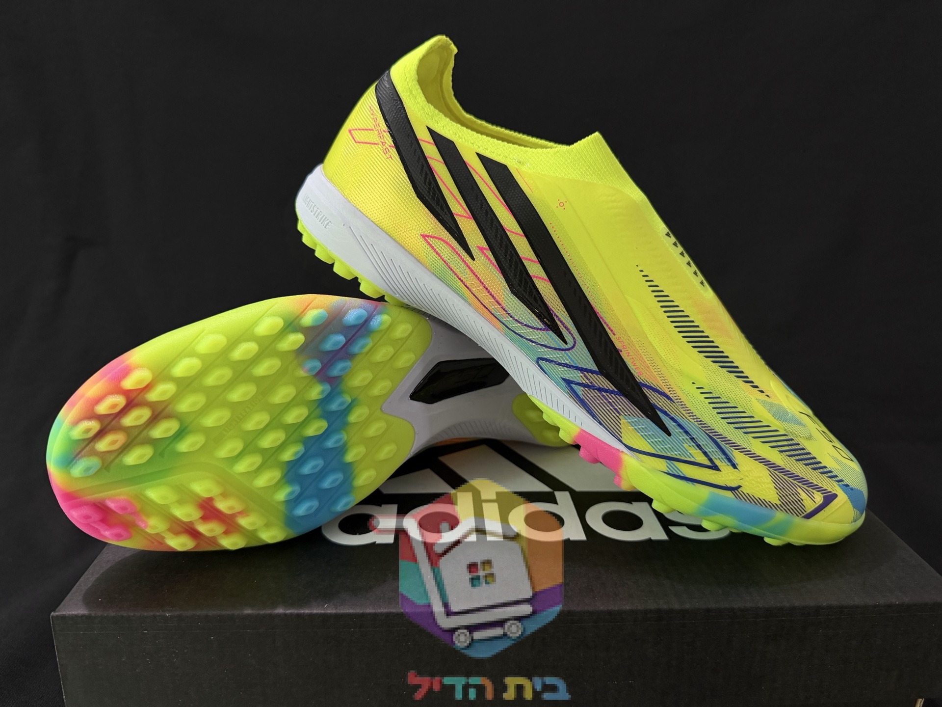 נעלי כדורגל adidas ללא שרוכים